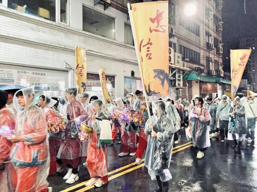 風雨生信心、元宵趣走街 竹塹城元宵祈福巡禮忠信師生千人分送紀念幣暨提燈