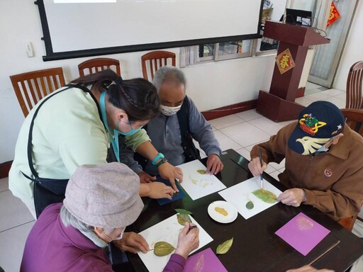 彰化榮家攜手中榮辦園藝拓印植物吉祥畫 療癒住民身心靈