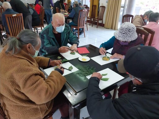 彰化榮家攜手中榮辦園藝拓印植物吉祥畫 療癒住民身心靈