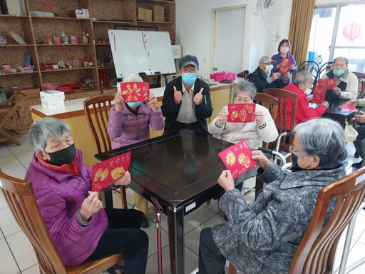 彰化榮家攜手中榮辦園藝拓印植物吉祥畫 療癒住民身心靈