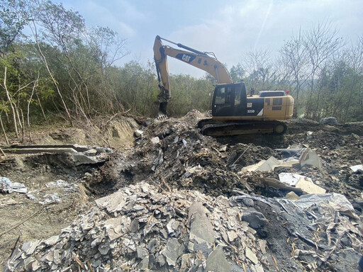 環保局攜手檢警聯合行動 高雄旗山區查獲大規模非法棄置案