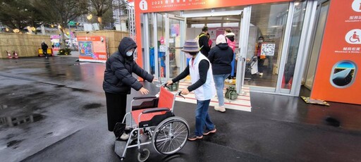 參與2屆臺灣燈會在桃園 志工姜素雲以服務為榮 讓熱忱照亮燈會