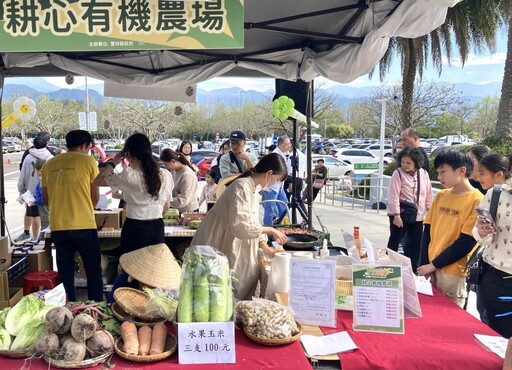 「雲林天菜嘉年華」國道關西服務區產地直送 一百元三顆高麗菜搶翻天