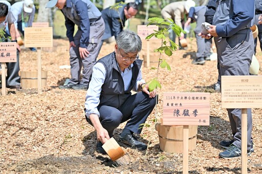 農業部長陳駿季出席「織一片生態綠網」植樹活動 宣示打造石虎生態廊道