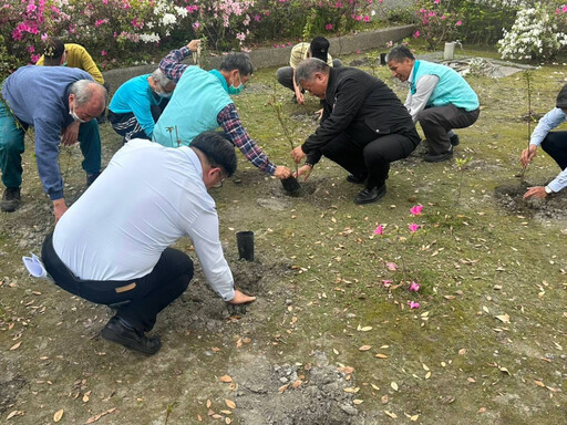 輔導會吳志揚與彰化榮家長輩植樹節齊力種花苗展綠意