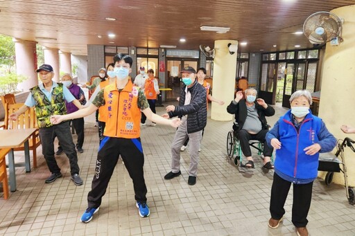 大手牽小手、桌遊玩樂趣 國防大學學子與八德榮家長輩透過遊戲青銀共融