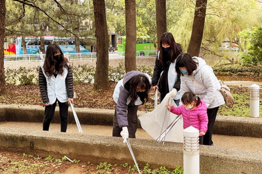 台電新竹區處志工服務團隊公園健走運動趣 結合公園淨地清潔美化市容