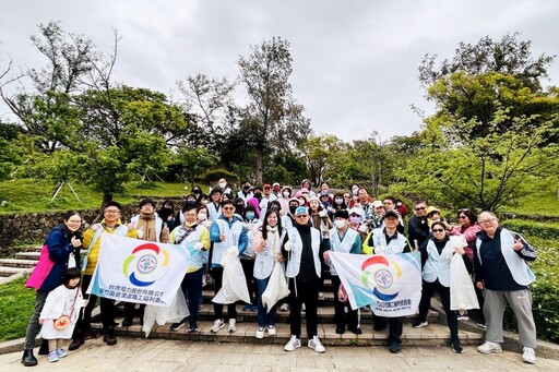 台電新竹區處志工服務團隊公園健走運動趣 結合公園淨地清潔美化市容