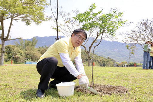 臺南市長黃偉哲號召企業植樹護環境 攜手遠東百貨、西拉雅風景管理處讓綠色紮根