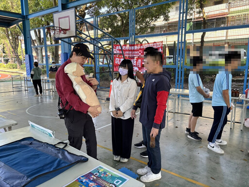 清明前夕防災宣導進校園 六龜消防分隊CPR教學獲熱烈迴響