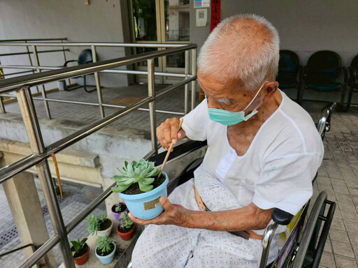 彰化榮家104歲人瑞栽植多肉怡情 樂齡生活好自在