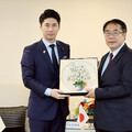 日本自民黨青年局長中曾根康隆拜會 黃偉哲致贈台南越光米見證跨時空台日情誼