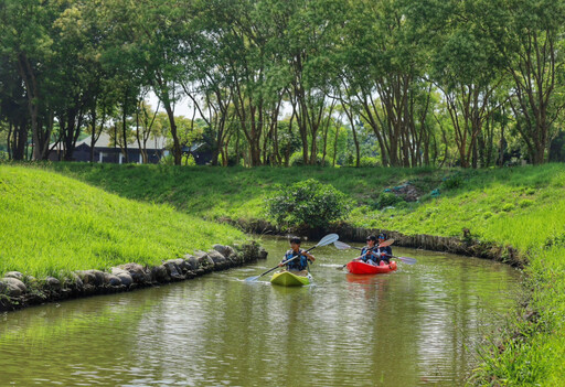 德元埤荷蘭村內河道漫舟啟航,立即體驗異國水道風光