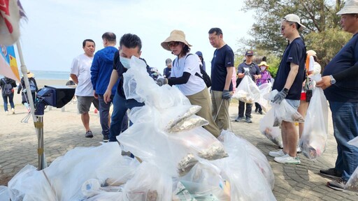 奇美攜手企業淨灘響應守護地球！十際行動展現海洋環保決心