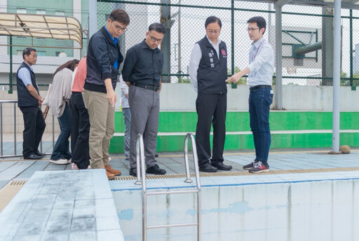 張善政視察啟用逾35年平鎮游泳池 拍板改建為複合式社會住宅