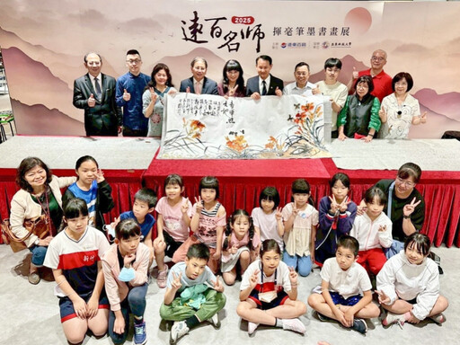 新竹大遠百攜手亞東科大 「名師揮毫筆墨書畫展」福卡獻愛歡慶母親節