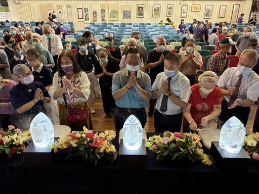 慈濟與中彰榮家辦浴佛大典 為住民長輩祈福