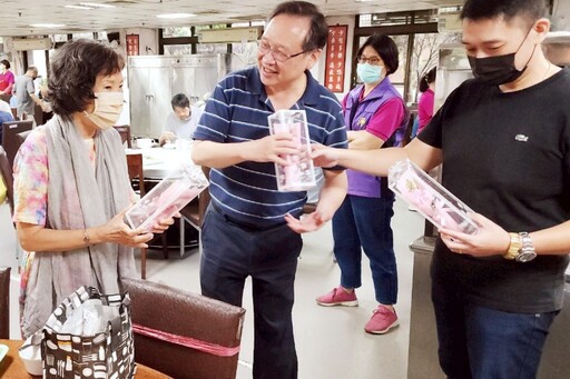愛心傳情、馨獻母親 八德榮家贈康乃馨祝福住民長輩暨同仁母親節快樂