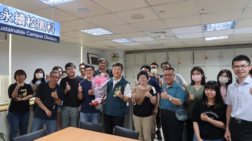 媽咪「尚鶴」!南市教育局長鄭新輝親送火鶴花祝大家母親節快樂