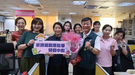 媽咪「尚鶴」!南市教育局長鄭新輝親送火鶴花祝大家母親節快樂