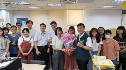 媽咪「尚鶴」!南市教育局長鄭新輝親送火鶴花祝大家母親節快樂