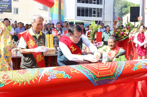 台南月港武廟重修上梁大典 黃偉哲見證祝福早日完工