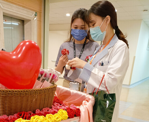 仁愛長庚醫院溫馨母親節 志工巧手編織遞祝福