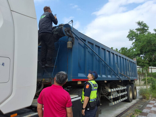 龜山砂石車載運不明土石方 桃園環保局鐵腕扣車展現執法決心