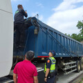 龜山砂石車載運不明土石方 桃園環保局鐵腕扣車展現執法決心