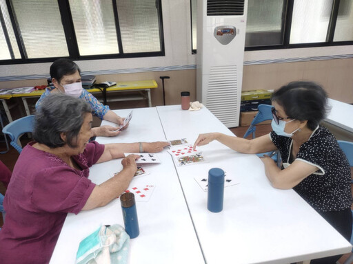 中彰榮家聯結彰化樂齡中心 住民長輩腦力桌遊趣