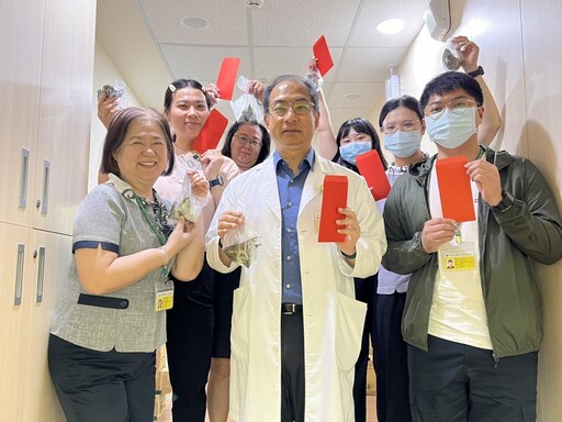 岡山醫院長照站攜手長者包愛心粽 端午前夕送暖醫護
