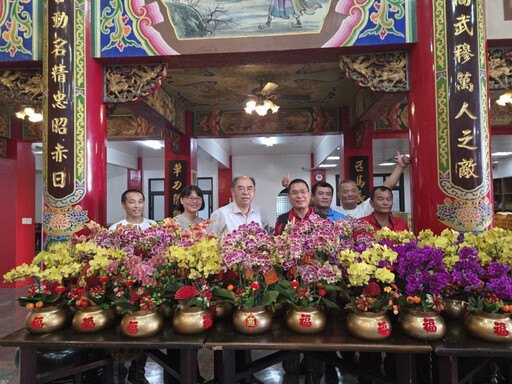 臺南市農業局媒合蘭花園業者與廟宇推廣蝴蝶蘭 信衆大讚好點子 供奉蘭花表敬意