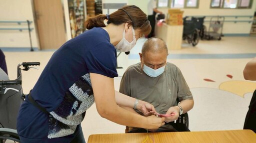 彰化榮家迎端午繫香包 帶領住民感受佳節溫馨幸福感