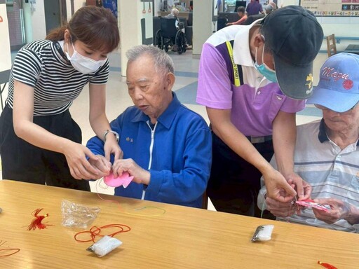 彰化榮家迎端午繫香包 帶領住民感受佳節溫馨幸福感