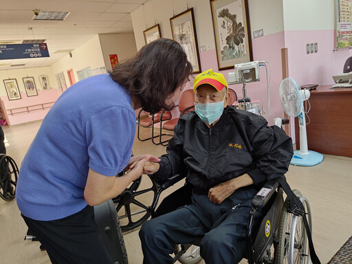 雲林榮服處助饒爺爺入住榮家 踏上安養晚年幸福旅程