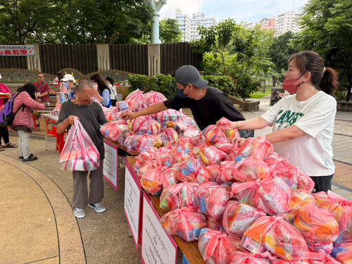 共好脫遊、友善共融 桃園市社會局結合學術及善心單位端午送暖關懷街友