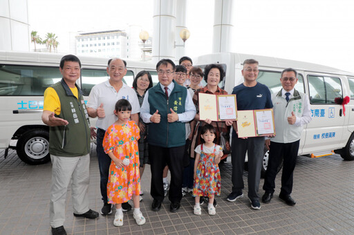 熱心市民捐贈3輛復康巴士 黃偉哲感謝善舉為社會發光發熱