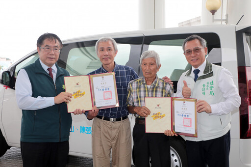 熱心市民捐贈3輛復康巴士 黃偉哲感謝善舉為社會發光發熱