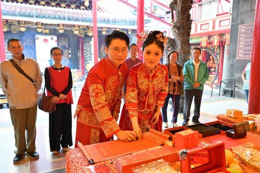 桃園景福宮喜事臨門 新人在神明祝福下締結良緣