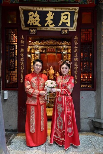 桃園景福宮喜事臨門 新人在神明祝福下締結良緣