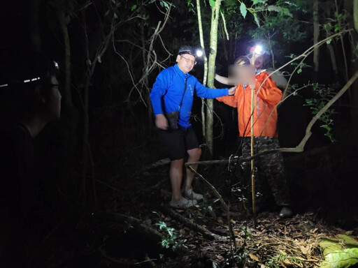 登山客疑似突發中風 消防第六大隊夜趕山路急救援