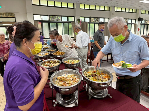 中彰榮家端節Buffet餐會 住民長輩大讚新奇又美味