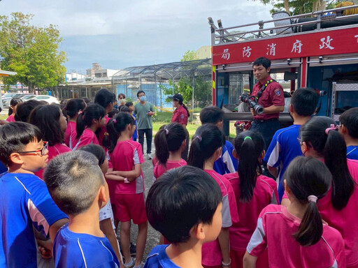 岡山消防分隊校園宣導 前峰國小師生體驗消防裝備