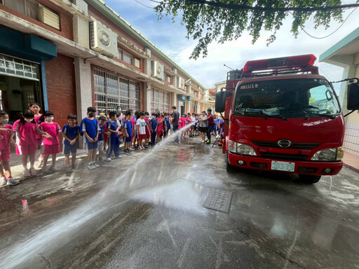 岡山消防分隊校園宣導 前峰國小師生體驗消防裝備
