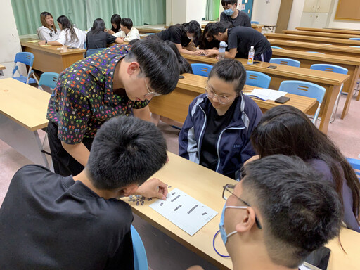 臺南文學獎校園推廣講座 學生腦力激盪創作新詩