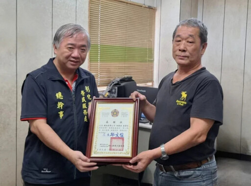 彰化榮服處感謝施賜東董座涓滴善款!關懷遺孤捐認養金