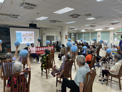 彰化榮家開辦健康課程 住民樂活極球律動提升柔軟度