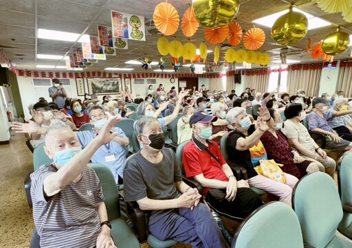 國防部示範樂隊公益演出 陪伴八德榮家住民長輩重返老歌榮光年代