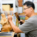 木雕大師陳啓村：藝由心生作品形神兼備 獨創新藝