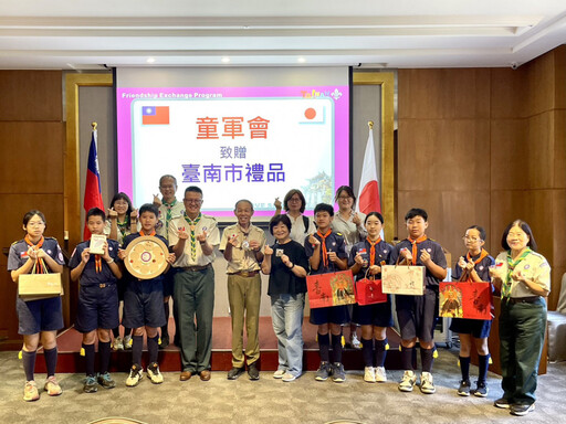 橫濱童軍代表來訪臺南深化交流 市長黃偉哲致贈芒果鳳梨增進臺日教育友誼